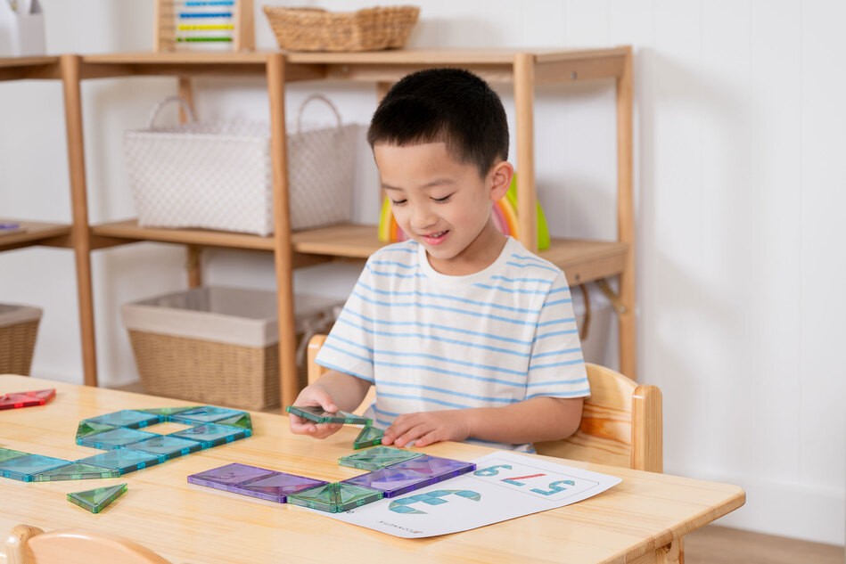 Kinder spielen mit den Bausteinen