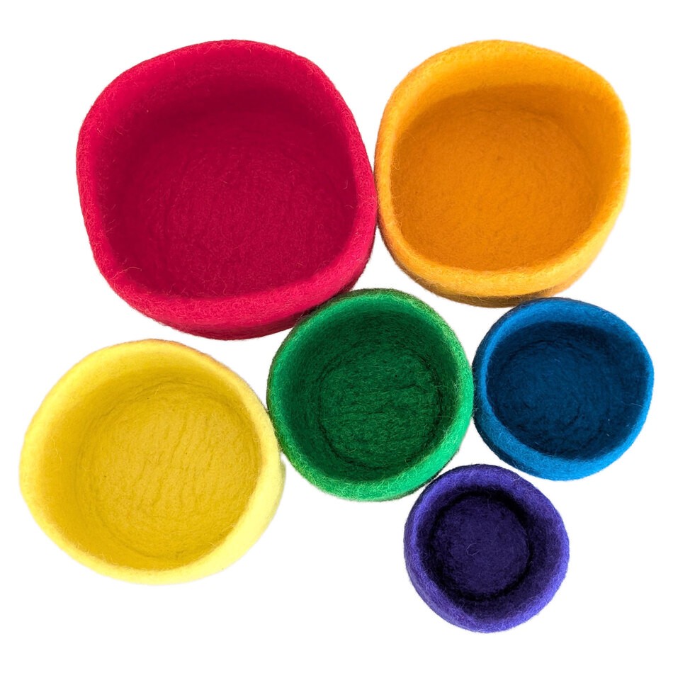 Filzschalen Regenbogen nebeneinander