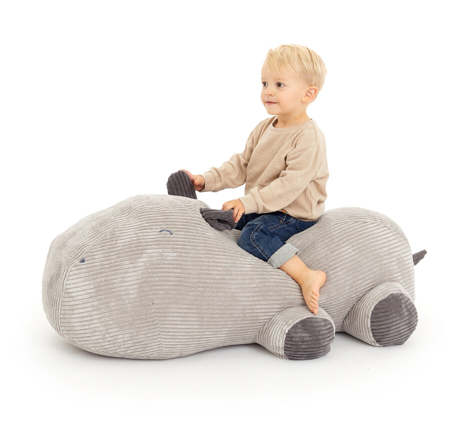 Junge sitzt auf dem Sitzsack