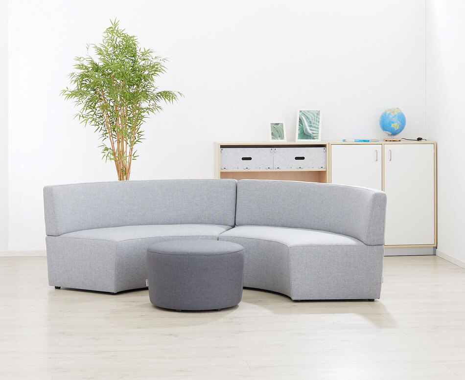 Sofa Curve Außenbogen Stellbeispiel mit Hocker