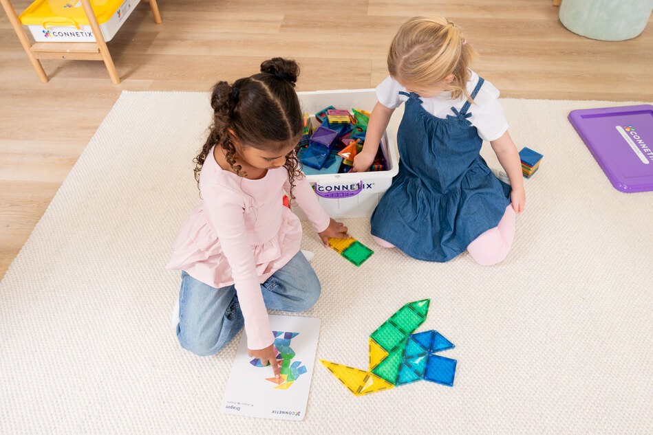 Kinder spielen mit den Bausteinen