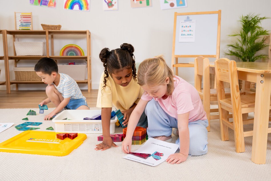 Kinder spielen mit den Bausteinen