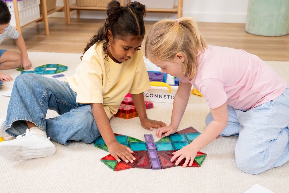 Kinder spielen mit den Bausteinen