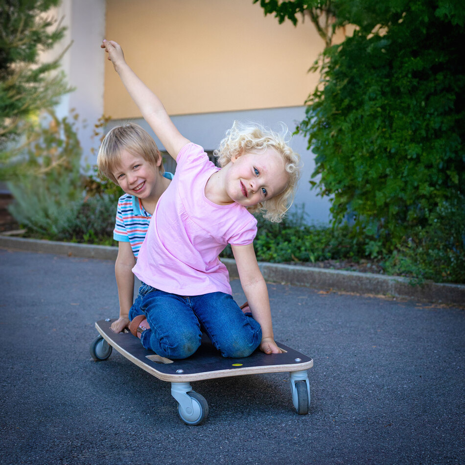 Rollbrett Outdoor mit 2 Kindern