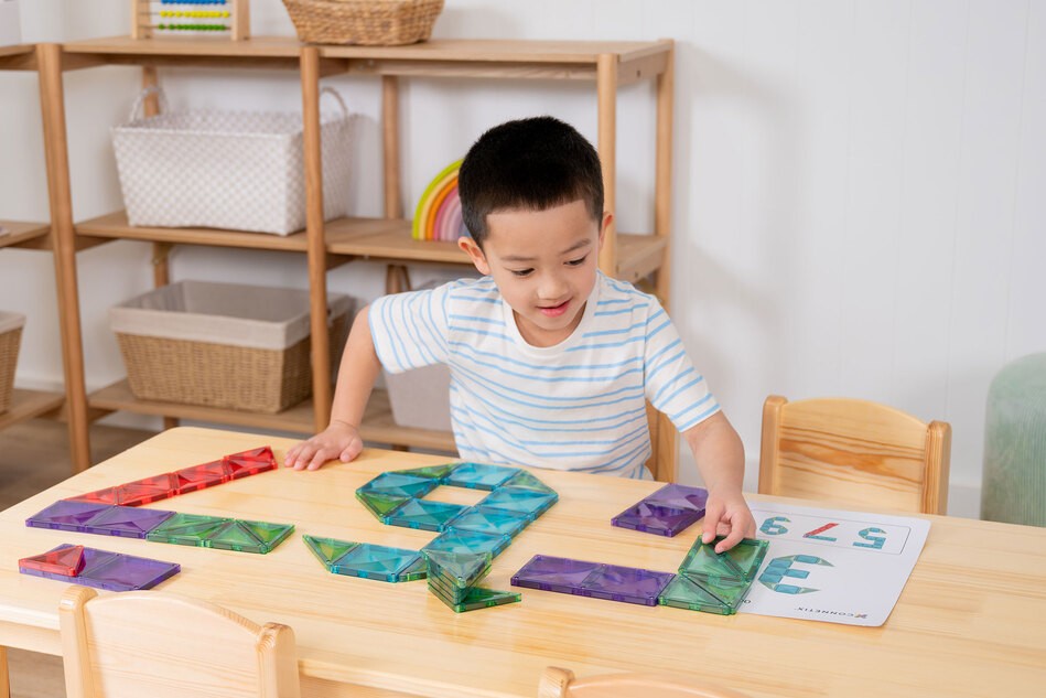 Kinder spielen mit den Bausteinen