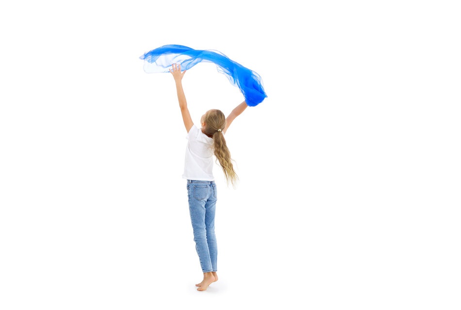Kind mit blauem Tanz-Chiffontuch