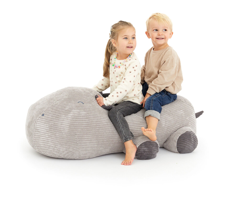 Mädchen und Junge sitzen auf dem Sitzsack