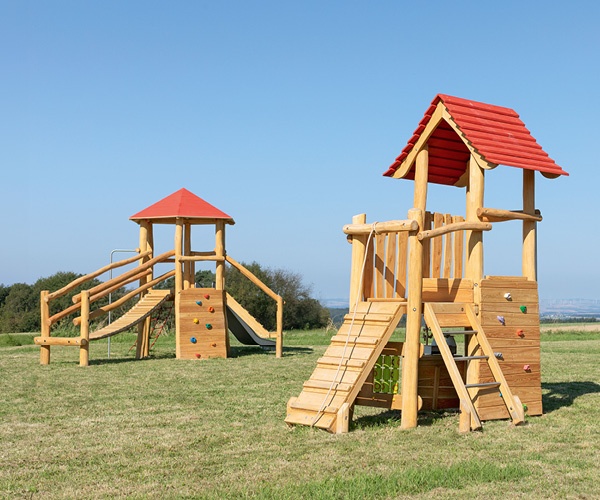 Kindergärtnerin räumt Zimmer auf