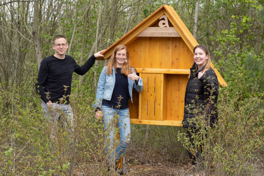 Insektenhotel mit Mitarbeitern