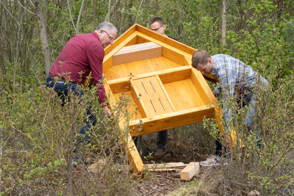 Insektenhotel wird aufgebaut
