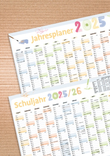 Zwei Jahresplaner 2025 übereinander gelegt